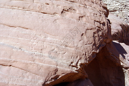 地表上的大石头和旧字母约旦的瓦迪鲁姆背景图片