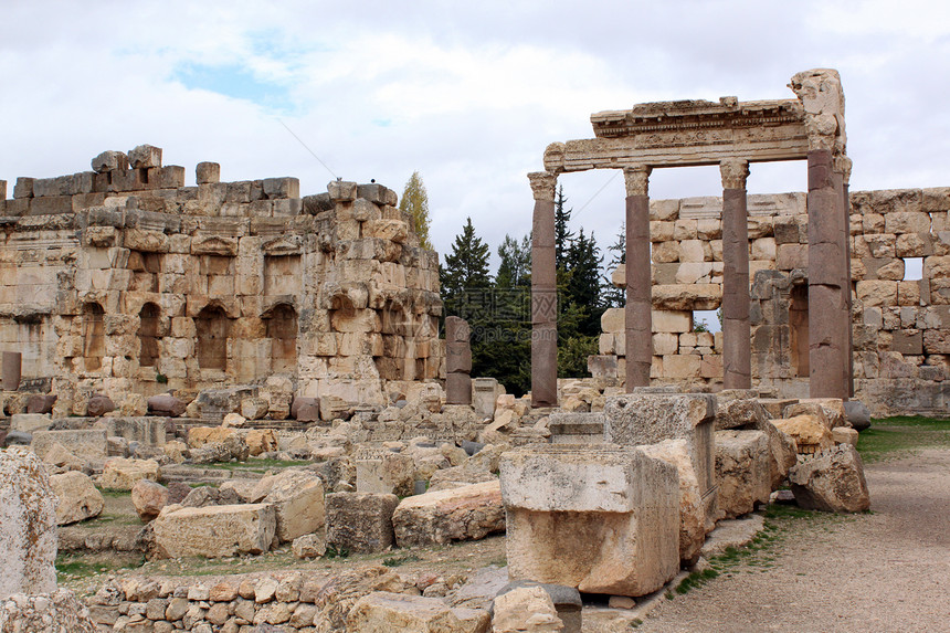 黎巴嫩Baalbeck罗曼寺庙的列和废墟图片