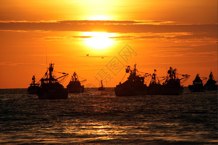 秘鲁曼科拉的渔船和日落图片