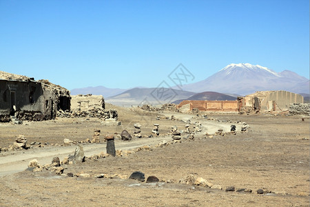 玻利维亚Uyuni附近的公路废墟和沙漠图片