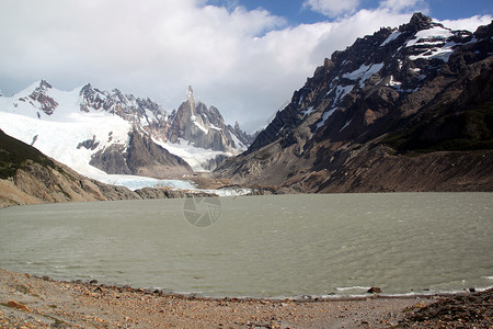 阿根廷ElChalten公园湖和山丘图片