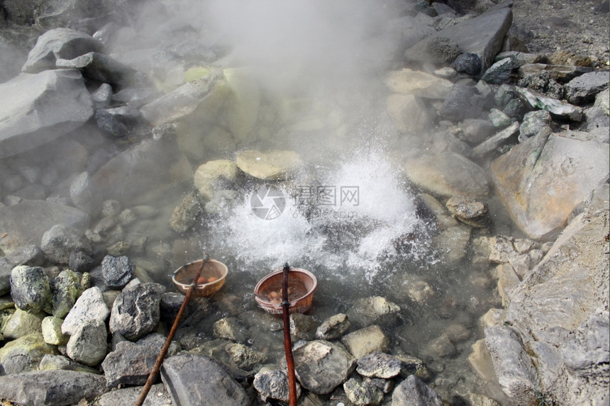 在万隆附近的PrabhupanPerahu火山的温泉中把卵子放在篮中沸腾图片