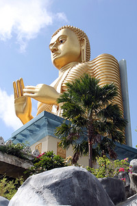 金佛在斯里兰卡丹布拉寺庙顶部图片