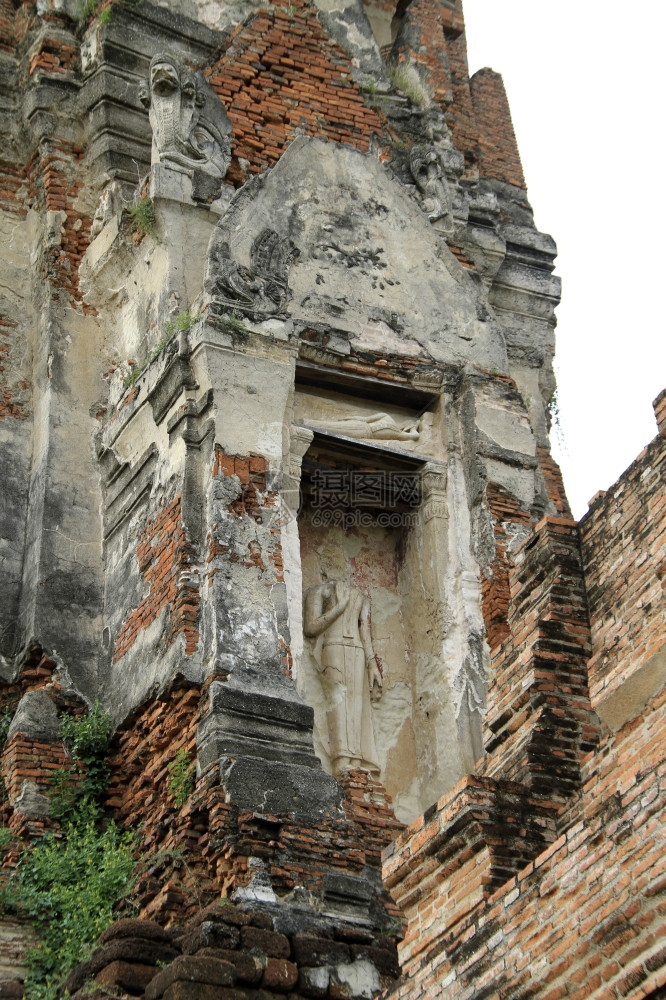 泰国Ayutthaya的佛和砖头图片