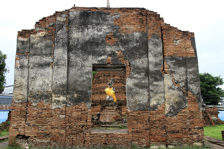 泰国大城府瓦特苏旺达瓦斯的砖墙和佛像沙宁高清图片素材