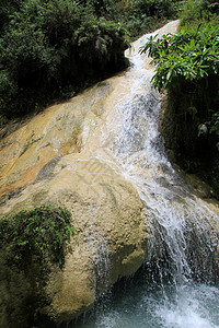 泰国Erawan地区瀑布中的水和树木高清图片