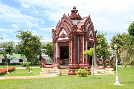 泰国PrachuapKhiriKhan的绿草和城市支柱图片