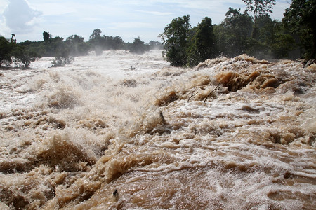 交水费KhonePhaPheng水费和老挝的雨季背景