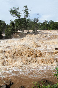 交水费KhonePhaPheng水费和老挝的雨季背景