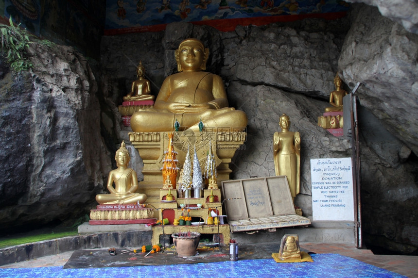 金佛和老挝LuangPrabang的Chomsey山洞穴中的金佛和神庙图片