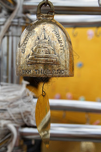 在泰国曼谷金山石塔附近的青铜铃背景图片