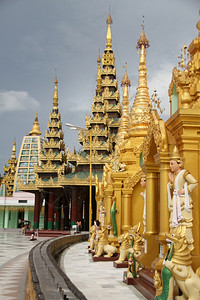 缅甸仰光ShweDagon塔底的Stupas和寺庙图片
