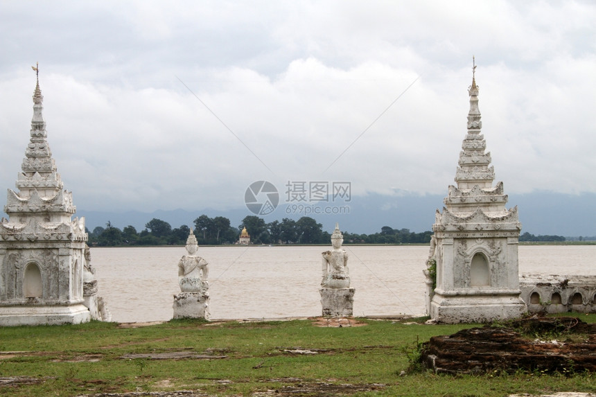 缅甸Mingun河岸上的老白条纹图片