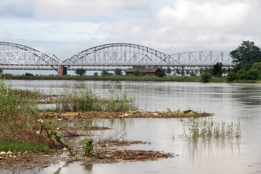缅甸曼德勒Inwa附近河流上的铁桥图片