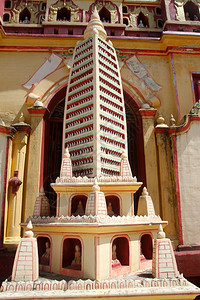 缅甸莫尼瓦莫尼因寺墙附近的佛塔图片