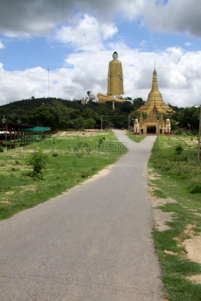 缅甸莫尼瓦MohnyinThambuddheiPaya附近的tj路金佛和佛塔图片