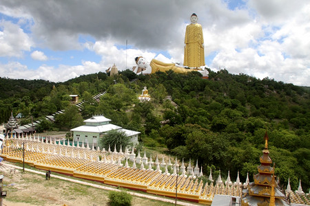 缅甸莫尼瓦莫宁坦布德黑帕亚附近的一排排佛像树高清图片素材