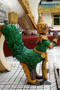 缅甸仰光佛教修道院Garuda鸟雕像图片