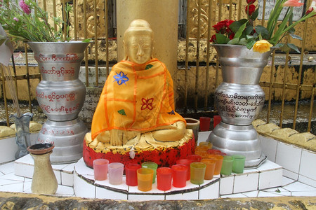 金佛和缅甸仰光教修道院Stupa附近的金佛和圣殿图片