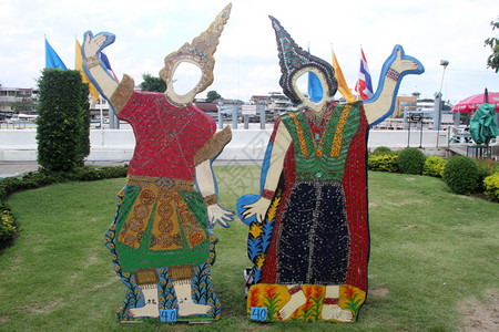 泰国曼谷摄影游客的彩色雕像图片