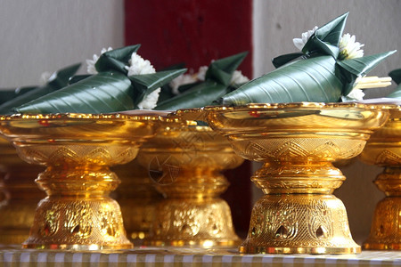 泰国清迈寺庙桌上的瓦子图片