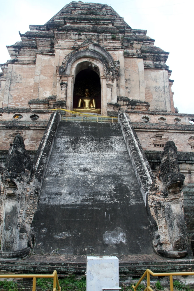 泰国清迈省瓦特切迪卢昂省老ChediLuang的老Chedi废墟图片