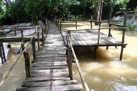 老挝琅勃拉邦附近的塔德赛瀑布和木桥图片