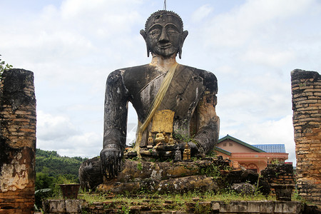 大石佛在老挝西广市被毁坏的寺庙里高清图片