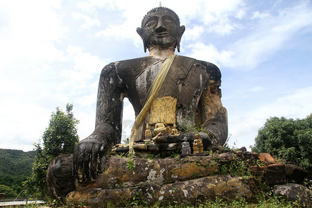 大石佛在老挝西广市被毁坏的寺庙里高清图片