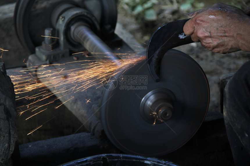 老挝法索万暗房的铁匠工人图片