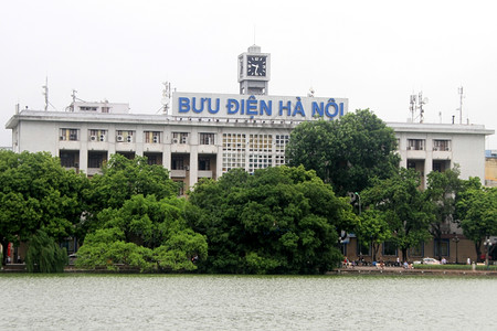 越南河内黄岩湖畔的政府大楼图片
