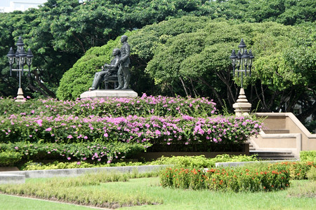 泰国曼谷朱拉隆功大学的罗摩五世和罗摩六世高清图片