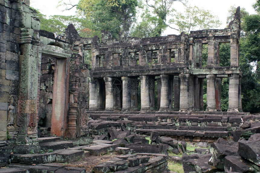 柬埔寨吴哥具有柱的寺庙图片