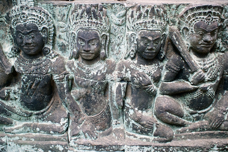 柬埔寨吴哥寺庙墙上的女孩图片