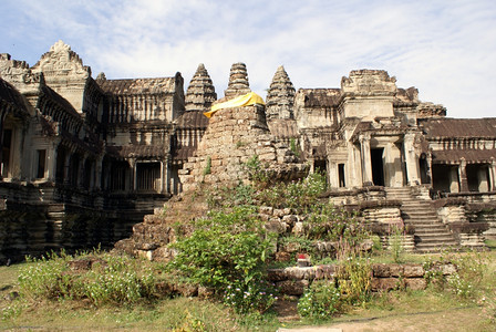 柬埔寨吴哥瓦附近的佛教stupa图片