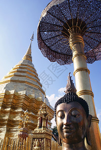 佛陀雨伞和佛塔都在佛陀佛寺图片
