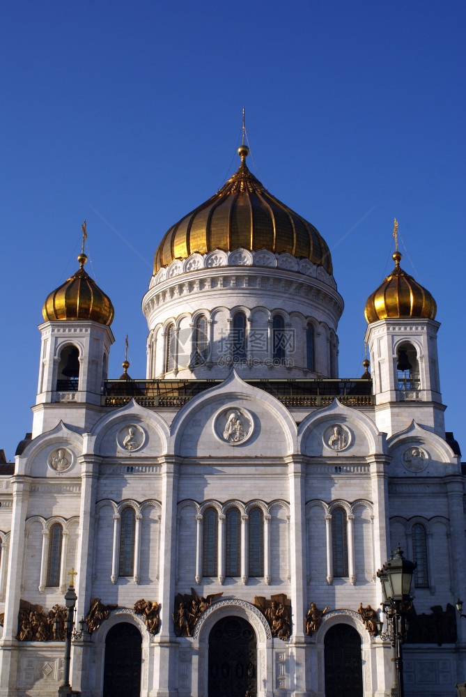 白教堂和金圆顶在俄罗斯莫科图片