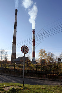 俄罗斯摩尔曼克两处高烟囱和公路图片