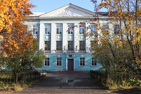 俄罗斯摩尔曼克旧建筑的Facadfe图片