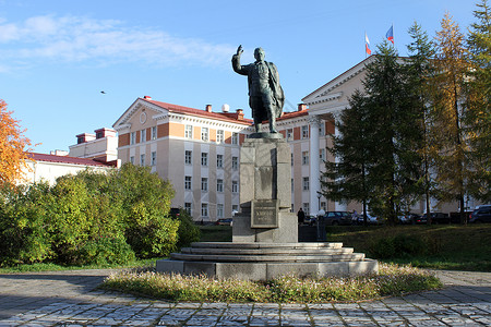 俄罗斯摩尔曼克塞米扬基洛夫铜像背景