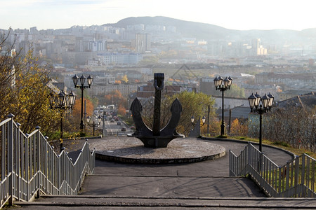 俄罗斯摩尔曼克山丘上纪念黑锚和楼梯图片
