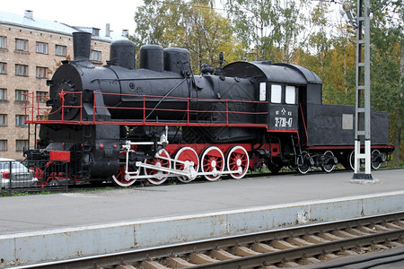 最北火车站俄罗斯北部Petrozavodsk火车站的黑色头背景