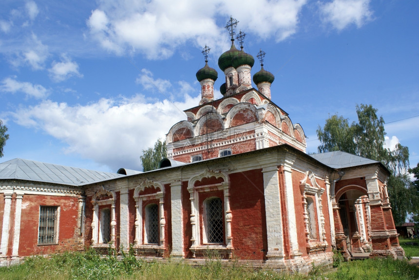 塞里热尔地区奥斯塔什科夫市内院落和红砖教堂图片