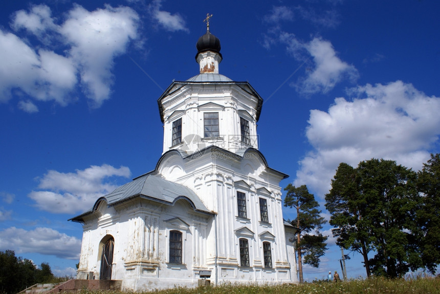 在俄罗斯塞利热的尼洛娃普斯汀带金十字的白教堂图片