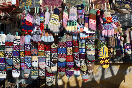 土耳其市场线上的袜子和羊毛手套图片