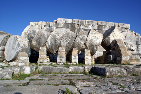 土耳其迪姆阿波罗寺庙的柱墙和壁图片