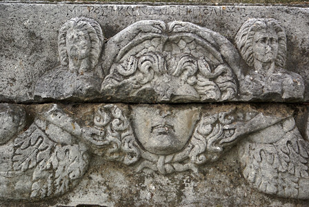 土耳其伊兹尼克大理石墙上的雕像面图片