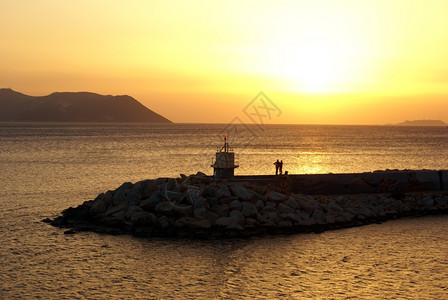 土耳其Kash码头灯塔和日落图片
