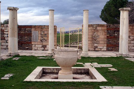 土耳其萨尔迪斯寺庙大瓶子生化柱图片