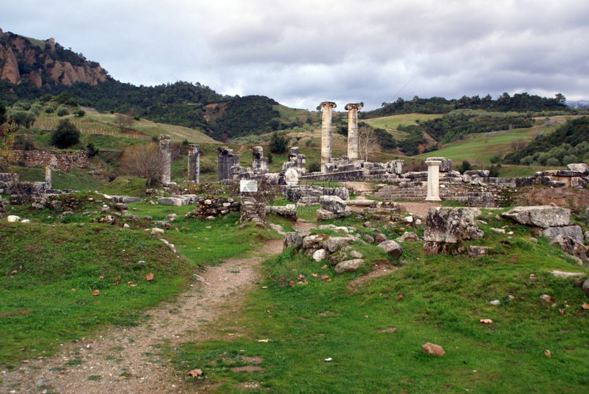 土耳其萨尔蒂斯阿特弥古老寺庙废墟的足迹图片